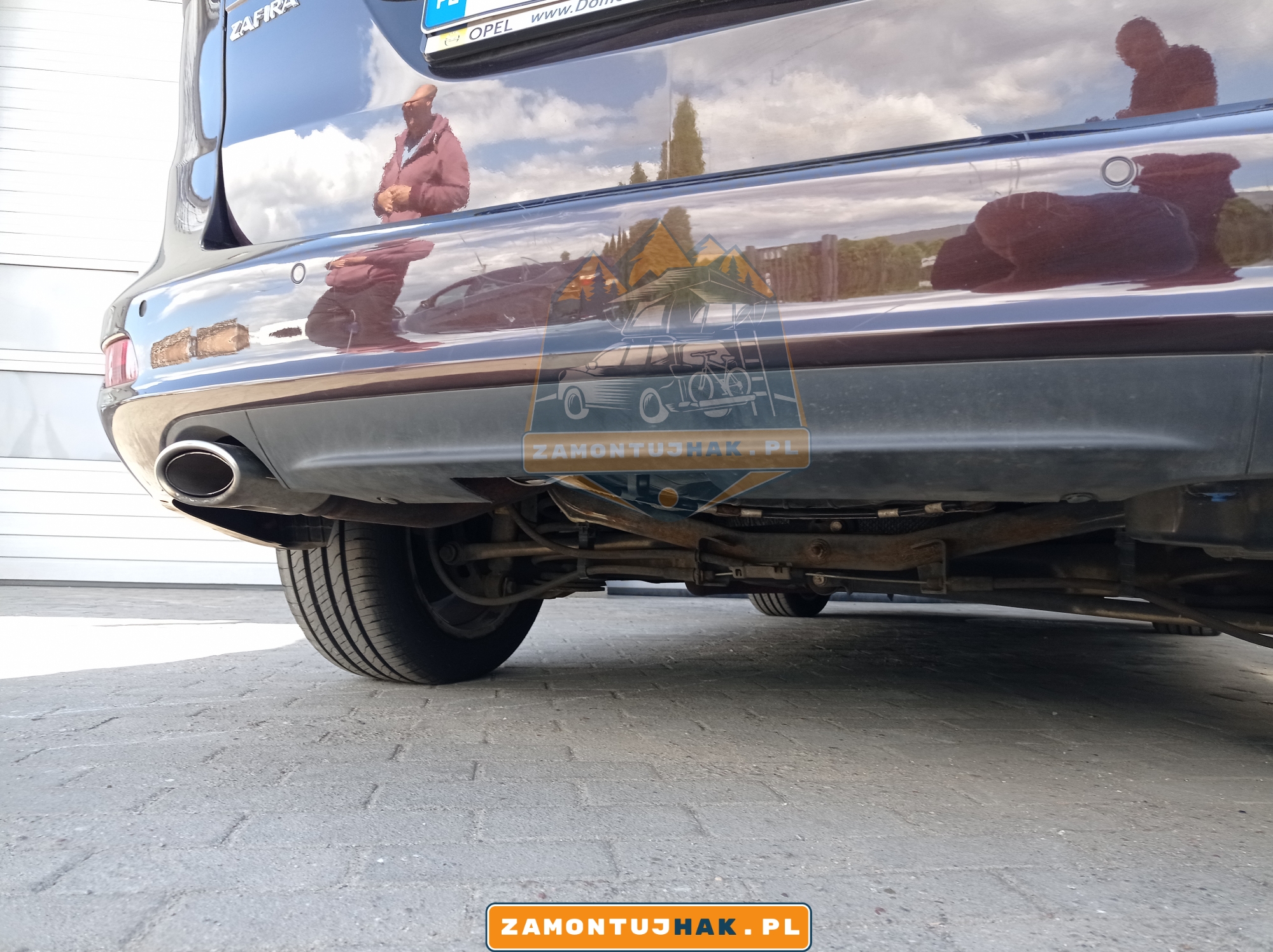 Zdjęcie zderzaka Opla Zafiry z zamontowanym hakiem holowniczym, z wypiętą kulą haka holowniczego